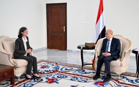 رئيس مجلس القيادة يجدد التأكيد على اهمية التحاق المجتمع الدولي بالإجراءات العقابية ضد المليشيات الارهابية