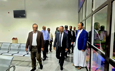 وزير النقل يتفقد سير العمل في مطار الريان الدولي ويعقد اجتماعًا مع قيادته وموظفيه
