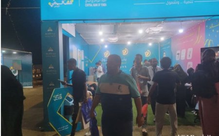 يحدث الان .. جمهور غفير امام ركن بنك الشمول للتمويل الأصغر في فعالية أسبوع المال العالمي بعدن