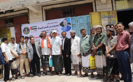 رئيس انتقالي لحج يدشن توزيع إغاثة الرئيس عيدروس الزبيدي على مختلف مديريات المحافظة