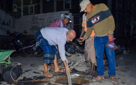 مؤسسة المياه بعدن تنفذ حملة صيانة شاملة لشبكة الصرف الصحي في ثلاث مديريات