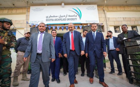 الرئيس الزُبيدي يزور جامعة أرخبيل سقطرى ويشيد بدورها الأكاديمي