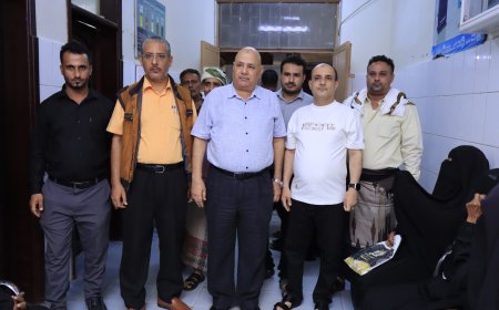 مدير عام الصحة والسكان بعدن ومدير عام دارسعد يدشنان المخيم الطبي المجاني ويطلعون على خدماته الطبية