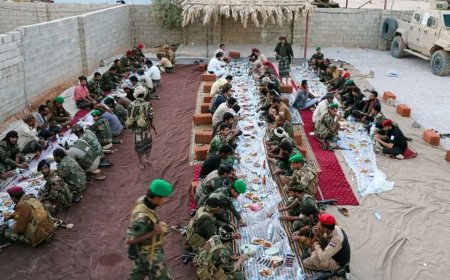 قوات دفاع شبوة تقيم مأدبة إفطار في معسكر النصر في عتق بحضور قيادات الألوية