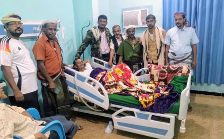 مدير عمليات إدارة أمن أبين يزور نائب مدير شرطة السير في المحافظة  ويطمئن على صحته