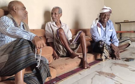 "باجميل" يزور الهامة والقامة التربوية الأستاذ القدير مكيش أحمد علي بمنزله في العاصمة زنجبار