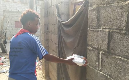 قوات درع الوطن تستهدف مدينة باتيس بمديرية خنفر في مشروع توزيع وجبات إفطار صائم