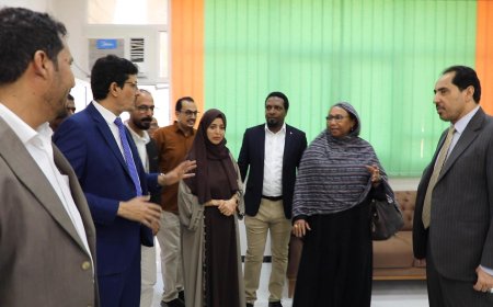 الوزير البكري يفتتح "ملعب الكرة الخماسية" وقاعات مركز تدريب وتأهيل الشباب بعدن