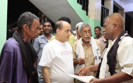 مدير عام دارسعد يتابع عملية توزيع السلة الغذائية لأسر الشهداء بدارسعد