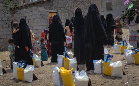 مؤسسة ذو النورين بالشراكة مع مؤسسة بن شعيلة توزع سللاً غذائية ومستلزمات أخرى للأسر الفقيرة في قرية الخضراء بلحج