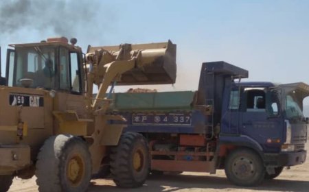 بتوجيهات محافظ شبوة.. تنفيذ أعمال فتح وإصلاح طريق الحامية الفرعي لتخفيف معاناة المواطنين
