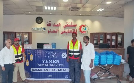 منظمة قمر البريطانية توزع وجبات إفطار الصائم في مستشفى الصداقة