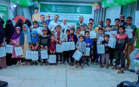 مركز الملك سلمان يسلم 51 سماعة أذن للطلاب من ذوي الإعاقة السمعية في الضالع