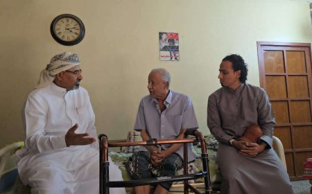 الرئيس الزُبيدي يطمئن على صحة المناضل اللواء أحمد سالم عبيد.