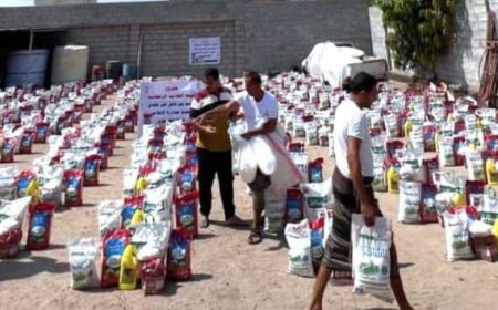 بدعم فاعل خير هندي.. مبادرة "العبيدي" توزع 150 سلة غذائية للأسر الأشد فقراً في لحج وعدن
