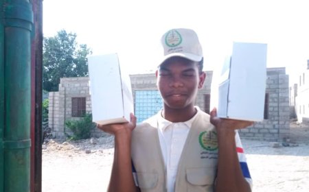 بدعم من مؤسسة يسر بالمكلا.. منتدى أحور يوزع التمور لمائة أسرة