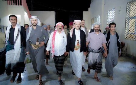 المحافظ بن الوزير يؤدي واجب العزاء في الفقيد فيصل العولقي وكيل وزارة العدل