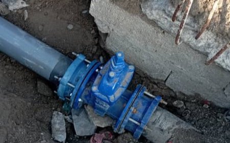 فرق مؤسسة المياه بعدن تنهي أعمال استبدال خط ضخ المياه في خورمكسر