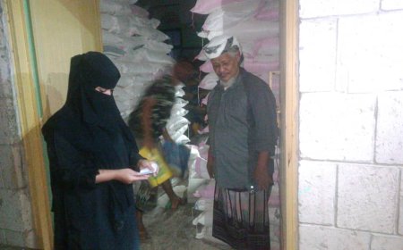 انتقالي الحوطة يدشن توزيع السلال الغذائية على أسر الشهداء 