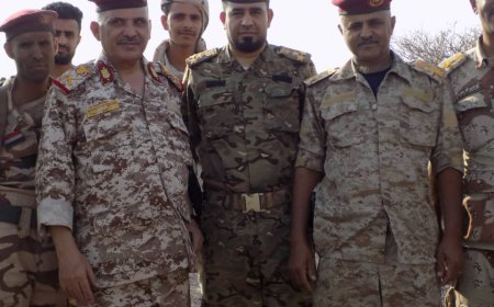 قائد المحور يقوم بزيارة المواقع الاماميه في جبهة الكدحه غرب تعز.