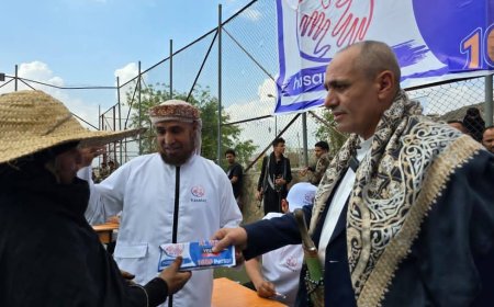 وكيل أول محافظة تعز يدشن مشروع مساعدات مالية من منظمة المستقلة لعدد 1000 أسرة