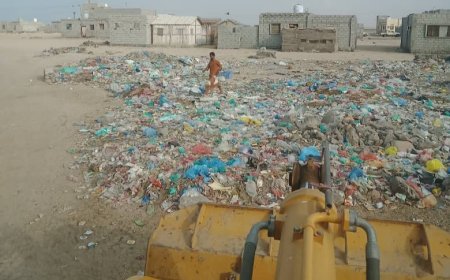عدن.. صندوق النظافة والتحسين ينفذ حملات نظافة واسعة لرفع المخلفات بعدد من أحياء مديرية البريقة