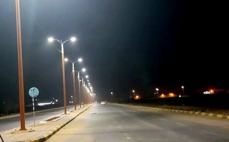 الوكيل النسي، والمهندس رويس يدشنا تشغيل إنارة شوارع المدينة الرياضية بمدينة عتق
