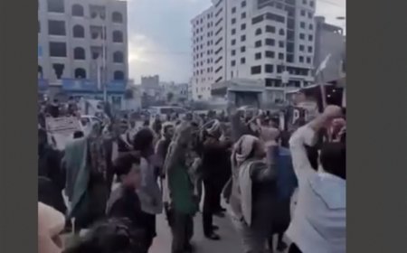 مواطنون في إب يتظاهرون احتجاجًا على إغلاق مليشيا الحوثي لمطعم بالقوة.
