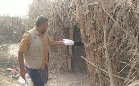 قوات درع الوطن توزع وجبة إفطار صائم في قرية المسيمير ومخيم مركوضة للنازحين بمديرية خنفر