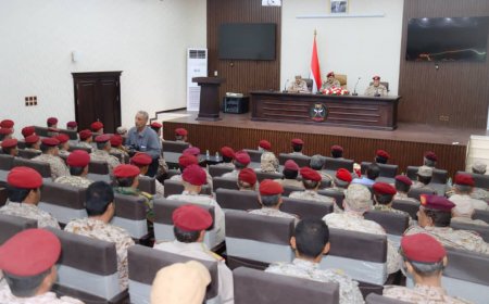 وزير الدفاع يشيد بصلابة المقاتلين في الجبهات ويوجه برفع مستوى الجاهزية واليقظة