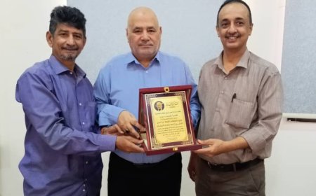 إدارة ولاعبي فريق منتخب الصحة لكرة القدم يقدمون لمدير عام الصحة بعدن درع شكر و تقدير 