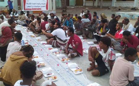 قوات درع الوطن تقيم إفطار جماعي لأهالي حارة سواحل وتوزع وجبة إفطار صائم في حارات الطميسي والانشاءات بمديرية زنجبار