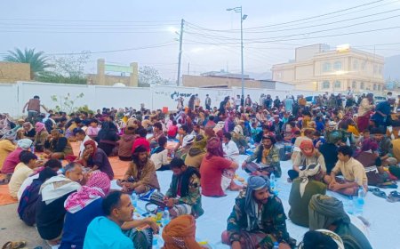 قائد المقاومة الجنوبية في المنطقة الوسطى الشيخ محمد صالح مزاحم يشارك أبناء مديرية لودر الإفطار الجماعي