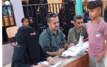 بدعم من فاعل خير .. جمعية ايادي الخير تقدم مساعدات مالية ل 110 يتيم من مديريتي الحوطة وتبن