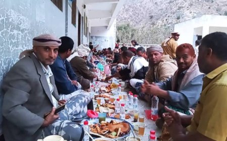 أهالي منطقة ذمّثبة بيافع سرار ينظمون مأدبة إفطار جماعي بمشاركة عدد من المسؤولين بالمديرية 