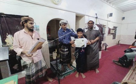 حفل تكريم عدد من المتسابقين من حفاظ كتاب الله بمسجد عثمان ابن عفان رضي الله عنه بمنطقة (المحل) في زنجبار