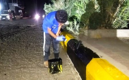 إلى محافظ أبين والشاب مروان باقس طفل يتطوع بطلاء البردورات مع فريق الكشافة في شارع القدس بأبين