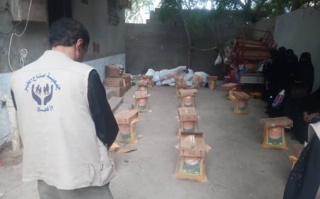 جمعية صناع الخير توزع التمور والأرز والحقائب الصحية على الأسر الفقيرة في مديريتي الحوطة وتبن