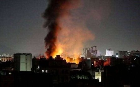 عاجل: اشتعال النيران بعد قصف مقر القيادة العامة في صنعاء (صورة)