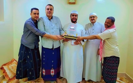 بمكرمة من الشيخ عمرو بن حبريش تكريم الحافظ هشام بكوره بمناسبه فوزه  بمسابقة الملك عبدالعزيز الدولية للقرآن الكريم
