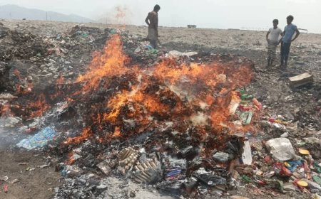 عدن.. إتلاف 3 أطنان من المواد الغذائية منتهية الصلاحية بمديرية المنصورة