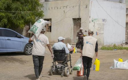 منظمة بيور هاندز توزع (200) سلة غذائيّة للمعاقين والأسر الفقيرة بـ”حطاط” أبين