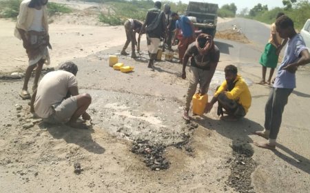 في بادرة طيبة وبجهود ذاتية-- شباب قرية النش يقومون بردم الحفر في الخط العام الدولي من النفق الأخضر إلى النش