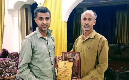 رئيس اتحاد الرياضة للجميع يُكرم مدير عام مكتب الشباب والرياضة بالمحافظة بدرع الوفاء