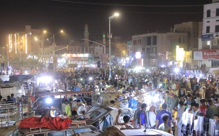 ازدحام كبير بأسواق سيئون برغم الارتفاع الجنوني للأسعار في عصر ومساء ليلة اعلان رؤية هلال عيد الفطر المبارك 1446هـ ( صور )