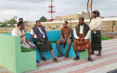 محافظ أبين يتفقد ساحة الشهداء بعاصمة المحافظة زنجبار ويشارك المواطنين فرحتهم.