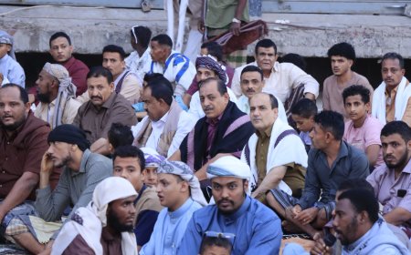 مدير عام دارسعد يؤدي صلاة عيد الفطر المبارك مع جمع غفير من المواطنين وسط المدينة