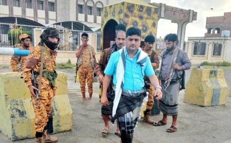 مدير أمن أبين يؤدي صلاة عيد الفطر المبارك وسط جمع غفير من المواطنين..ويقوم بزيارة معسكرات القوات الأمنية بزنجبار