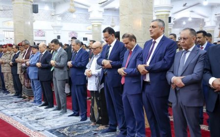 عدن : رئيس مجلس القيادة يؤدي في العاصمة مع قيادات الدولة والمواطنين صلاة عيد الفطر ويستقبل جموع المهنئين