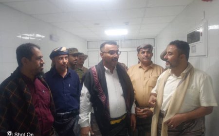 رئيس انتقالي أبين في زيارة عيدية لمشفى الرازي